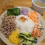 CHALO - ベトナム風混ぜご飯(コムアンフー)1,000円✨スープつき。この日の週替わりメニュー♪香味野菜や挽き肉をよく混ぜ、ニョクマムや卓上のスイートチリソースやガーリックソースで頂きます。