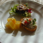 コージ・コルディアーレ - 前菜の盛り合わせ　チキン、蜂蜜とレモン風味のさつまいも、ツナのカナッペ