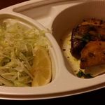 インドレストラン ムンタージ - ハーフフィッシュティッカ（特別OKでした）＆サービスでつけてくれたサラダ。