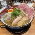 麺屋 夢風 - 燻製鶏3枚、レア焼豚2枚、海老雲呑2個、味玉1個、刻み葱、玉葱