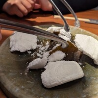 肉料理 KOJIRO - 白いのは塩でカッチカチです