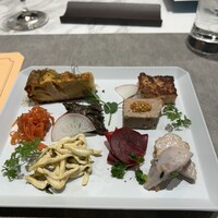 ON the TABLE CHINESE - 