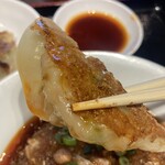 石庫門 - 餃子は野菜がメイン 皮は若干厚め
            醤油.黒酢と辣油のディップでいただき