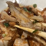 石庫門 - よだれ鶏はアッサリ.シャープな中に
            ジンワリと…辛味が躙り寄りビリビリくる感じ。。