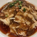 石庫門 - よだれ鶏はデフォルトで冷製仕様
            ヒンヤリした中に真っ赤に染まった麻辣ダレに浸る
            鶏肉のピリ辛感が個人的にはヒット！