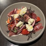 レッチェ - 生ハムと苺、自家製リコッタチーズ