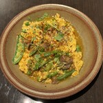 レッチェ - 仔羊と春豆のスパイス卵とじ