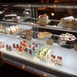 パティスリーマサ - ショーケースの様子①。