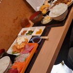 さまさま - 煮魚定食(鯛のあら煮、ご飯大)とさまさま定食(チキン南蛮、ご飯大)