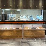 徳発長 - お店の一階ではお店の方が手際よく様々な餃子を手作りしている様子がガラス越しに見る事ができました。
       