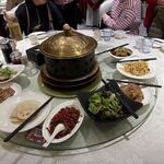 徳発長 - お店に入ると円卓には既に前菜の数々が並べられてましたよ。