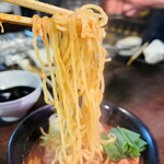 ホルモンゆうちゃん - 細縮れ麺に絡む濃厚スープ