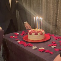 ホテルニューオータニ 東京 - ケーキは素敵な演出で運び込まれてきました