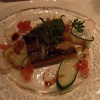 ビストロモンマルトル - 仕上げに香ばしく焼き上げた蒸し穴子の一皿　エピス風味
                きゅうりとラディッシュのサラダ添え
                ホワイトバルサミコとフランボワーズのヴィネグレットソース
