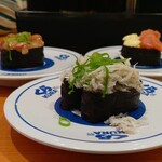 無添くら寿司 - しらす軍艦 (税込)115円 / 旨だれまぐろ軍艦 (税込)115円 / たらマヨ (税込)115円 ※正面より (2025.03.18)