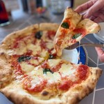 サンレモソラーレ - 料理写真:フォークを使わないと持ち上げられないほど繊細！
トマトの酸味とチーズのコク、フレッシュバジルの風味…
バランスが良く、とても美味しいピザです♡╰(*´︶`*)╯