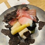 はんやかどのくーた - 生ハムの中にアスパラとポーチドエッグ。