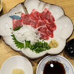はんやかどのくーた - 馬刺しは霜降り。私はニンニク好きだから追加で持ってきていただきました。