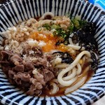 手打ちうどん 富貴 - 温玉ではなく卵黄を落とすスタイル。珍しいかも。