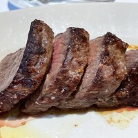 Empire Steak House Roppongi - アップ　結構厚切りです　焼きはミディアムレア