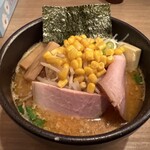 人力俥 - ラードと背脂浮かぶ味噌バターコーンラーメン！