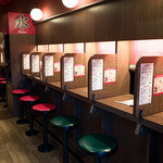 一蘭 - お馴染みの味集中カウンター席。こちらの店舗はこの他に「市場屋台風」というテーブル席もあります！