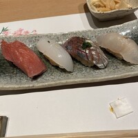 渋谷 すし仙 - 右から、鯛、鯵、イカ、中トロ