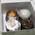 立町カヌレ+ - 持って帰って箱を開けると桜が反対向いていた