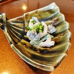 旬彩 天ぷら 心来(しんら） - シメジ と 山菜 を白ごまのタレであえたようなお料理でした。