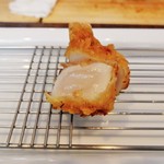 旬彩 天ぷら 心来(しんら） - 「帆立」まだ、なかの方はレアです。出されたら、お喋りは後にして直ぐに頂きましょう。みるみる中心まで煮えてきてしまいます。レアで食べられるのは、カウンター席での醍醐味ですネ。楽しみましょう・・・。