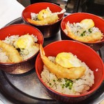 旬彩 天ぷら 心来(しんら） - 半熟玉子の天ぷら150円（税抜）を注文して、〆の御飯を小天丼にして頂きました。揚げたての海老天でとても美味しです。とってもお得な気分です。