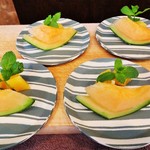 旬彩 天ぷら 心来(しんら） - デザートのメロンが、彩りよく盛り付けられています。