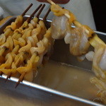 旬彩 天ぷら 心来(しんら） - 浅利天の下拵えです。水管から串を刺して足先から出す熟練した 手の掛かる仕事です。この後一晩干と甘みが増すそうです。一串600円程だそうです。この手間を思えば納得のお値段ですネ！一度は頂きたいです。