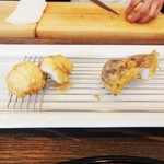 旬彩 天ぷら 心来(しんら） - 「鱧」と「椎茸」です。表面がカリッと揚げられた 鱧は、アツアツ で ふかふかです。椎茸は素材の味がよく活かされとてもジューシーでした。