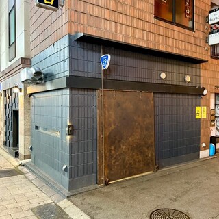 300㎏の鉄製扉と青色のROUTE29が目印