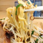 kitchen 常来亭 - つけ麺に使うようなモチモチの中太麺
                                白い点々は全てにんにくです