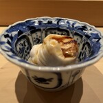 こま田 - 虎河豚の白子
      下のシャリと混ぜて