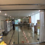 埼玉県庁第二職員食堂 - 券売機への列を示すテープが貼られています