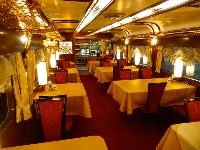 豪華寝台列車のレトロ調食堂車で味わう至福のひと時』by グラン