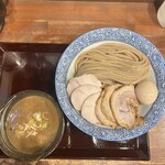 麺や而今 - 魚介鶏豚骨つけ麺全部乗せ・大盛り（1950円）