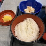 手打 しまだ - 奴、お新香、無料のご飯
