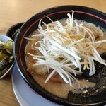 麺山 - ネギとんこつ醤油ラーメン　1130円　ライス、漬物、ニンニク無料