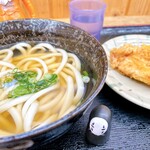 麺賊 - 出汁は昆布の風味がよく香って
なみなみ入った、たっぷりの量