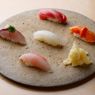 完全個室のプライベート空間・寿司割烹で鮮魚や旬食材に舌鼓
