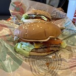 バーガーキング  - ダブルワッパーチーズ、後ろがシングルのクワトロチーズワッパー