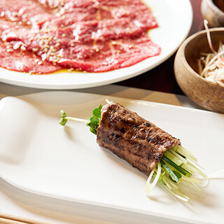 当店名物《ベジマキ》◆部位に合わせた薬味で新たな食体験！