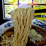 中華麺房 東龍 - 麺リフト⤴牛肉の旨味＆甘味が麺にまとわりとても美味♥