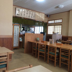 店内はセンターに長いテーブル、周りに4人掛けのテーブルがゆったり配置されています。