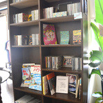 3S cafe - CD、DVD、雑誌がたくさん置かれています