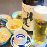 ニューおさかなセンター イチノニ - 【立ち飲み限定】ドリンク＆ショーケースのおつまみ、何を選んでも3種類で1100円！
